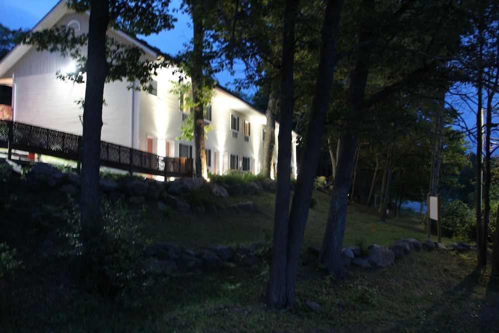 Crestwood Inn 1