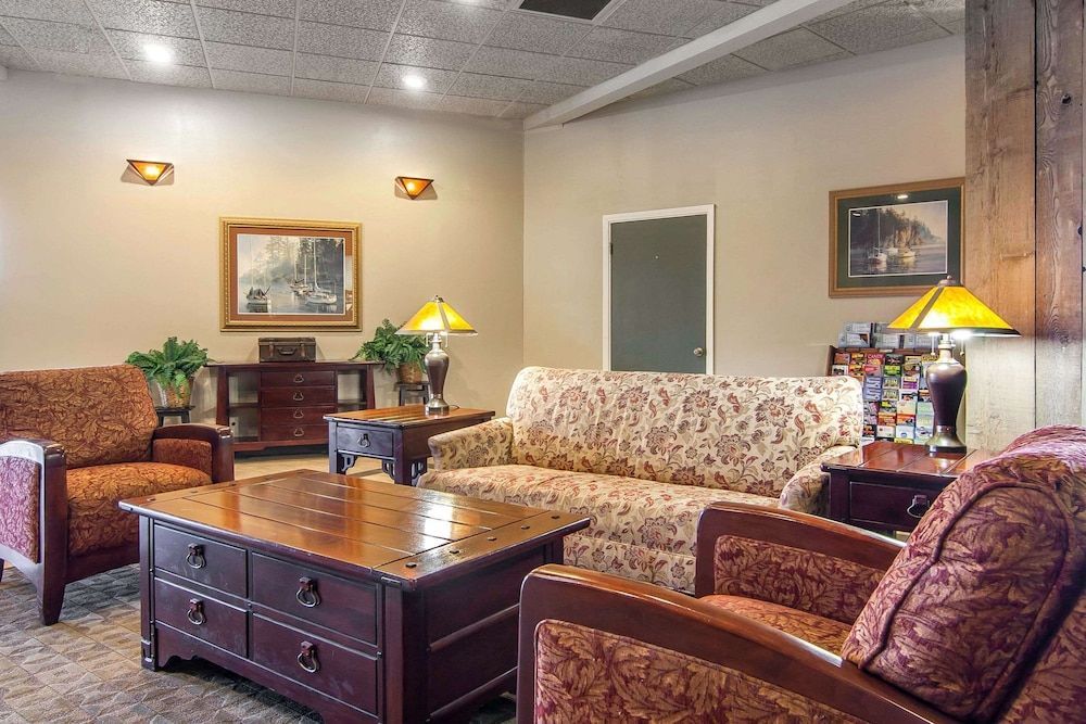 Quality Inn & Suites at Coos Bay 2