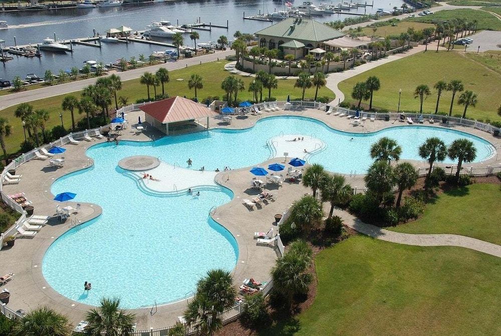 Yacht Club 2-704 1