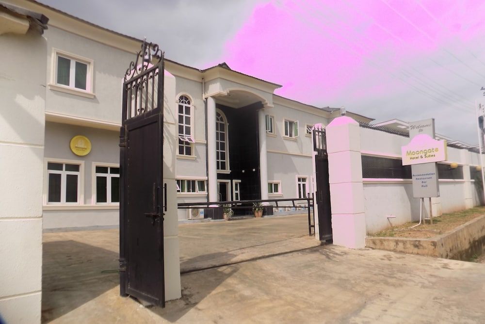 Moongate Hotel and Suites 1