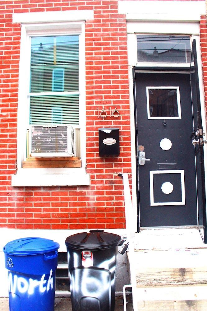 Clover 2900 - Apartment and Rooms with Private Bathroom near Washington Ave South Philly 1