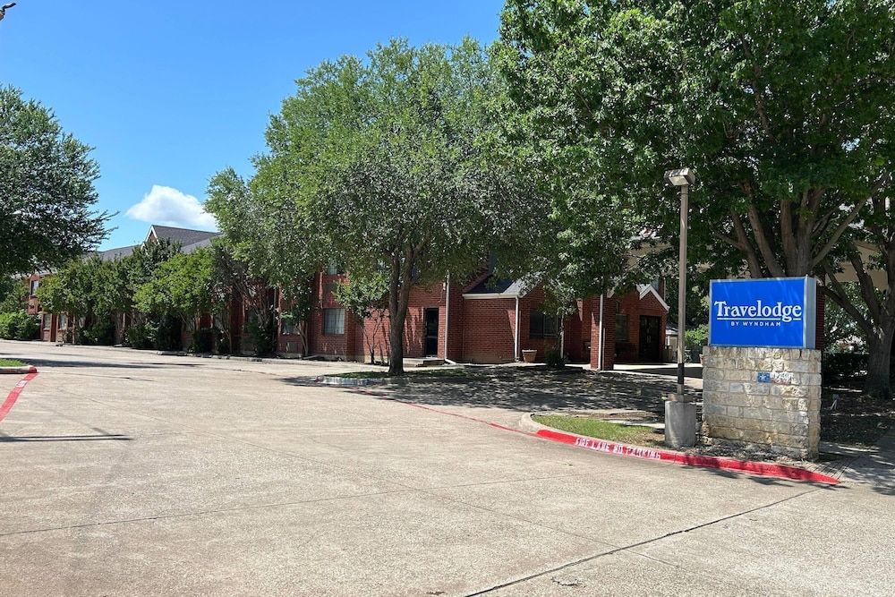 Travelodge by Wyndham Arlington/Dallas Area 1