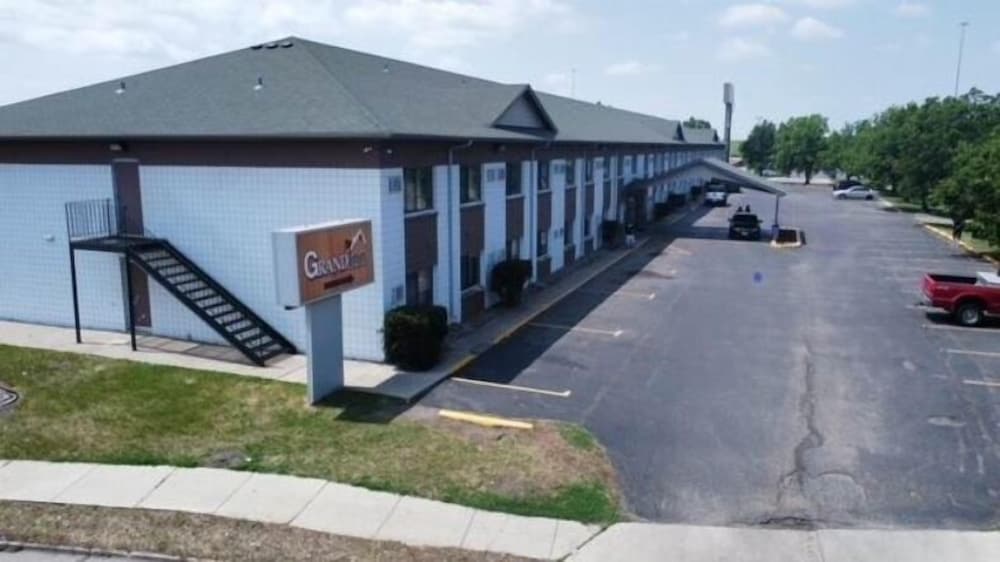 Grand Inn Fargo 1