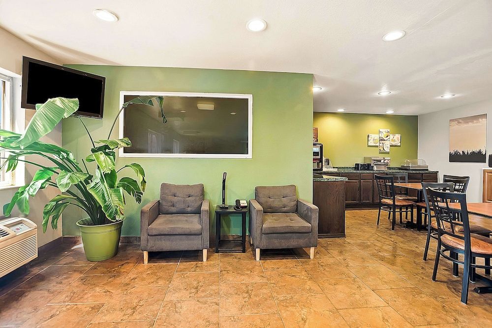 SureStay Plus Hotel by Best Western Bettendorf 2