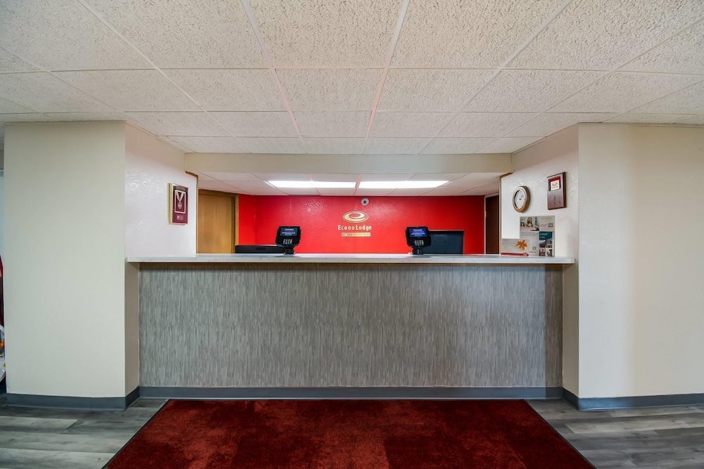 Econo Lodge Duluth near Miller Hill Mall 2