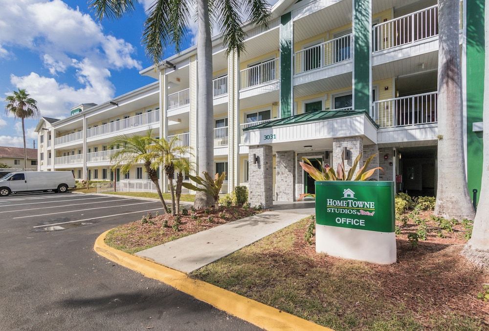 HomeTowne Studios by Red Roof Fort Lauderdale 1