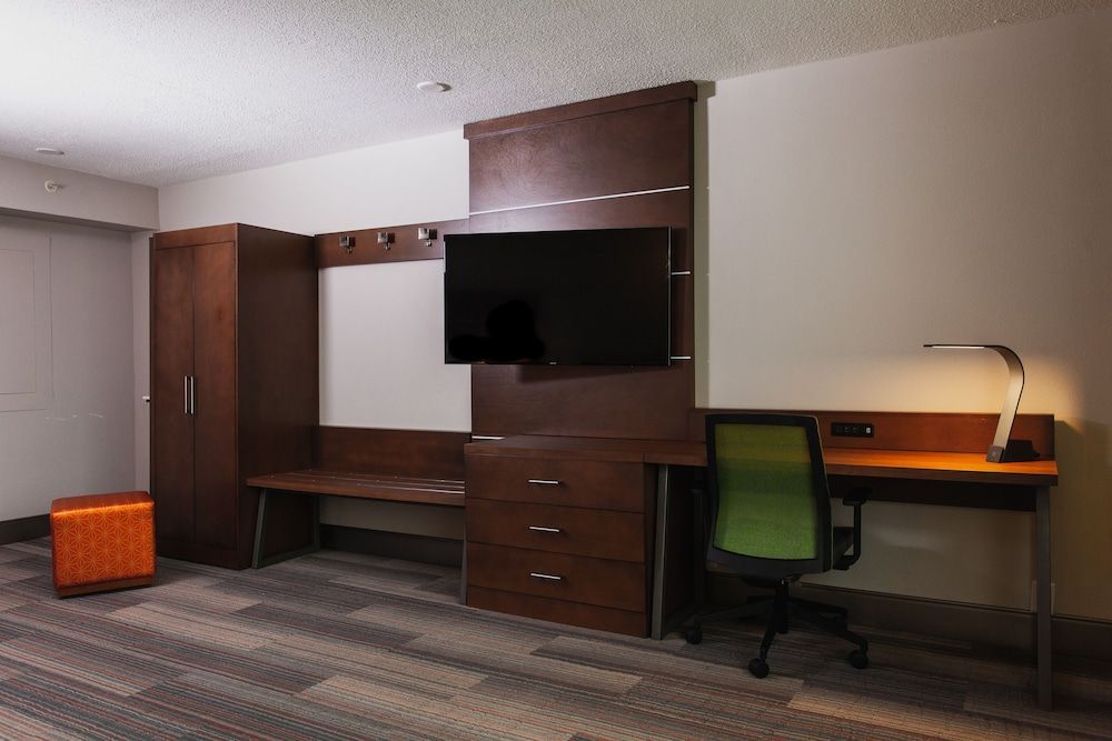 Holiday Inn Express & Suites ATLANTA N-PERIMETER MALL AREA by IHG 2