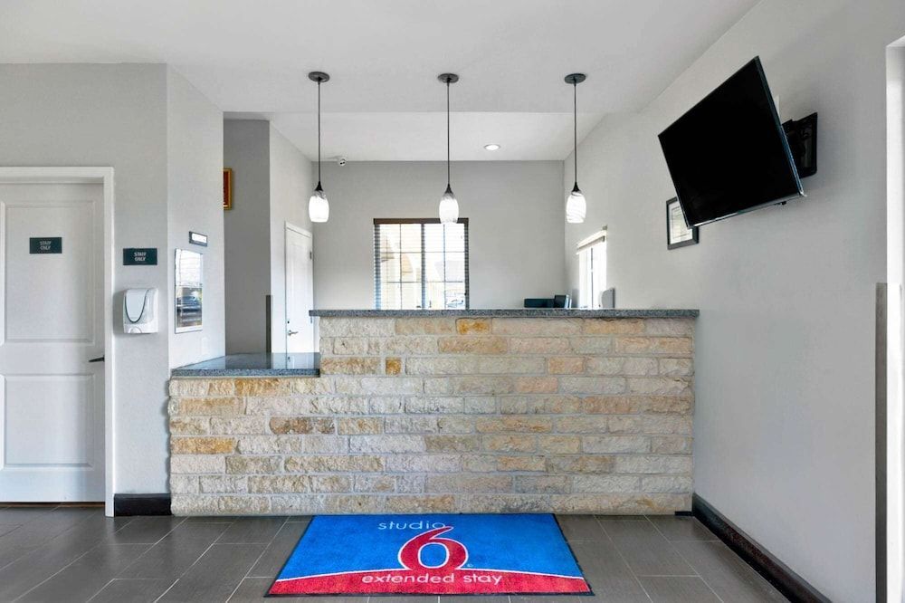 Studio 6-Pleasanton, TX 2