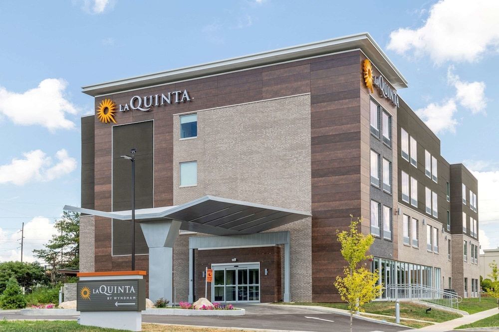 La Quinta Inn and Suites by Wyndham Bloomington 1