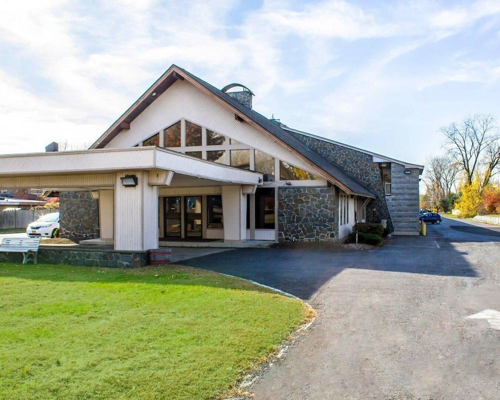 Econo Lodge Inn & Suites Colonie Center Mall 1