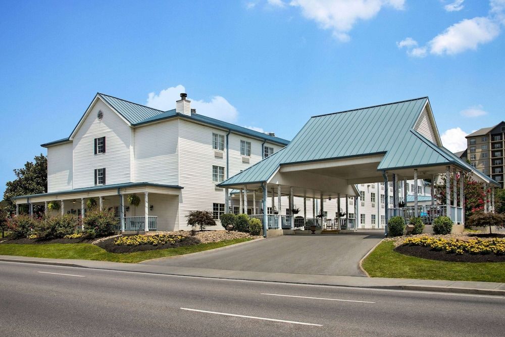 Ramada by Wyndham Pigeon Forge North 1