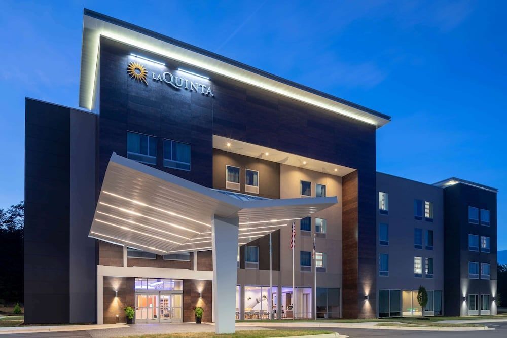 La Quinta Inn & Suites by Wyndham Greensboro Arpt High Point 1