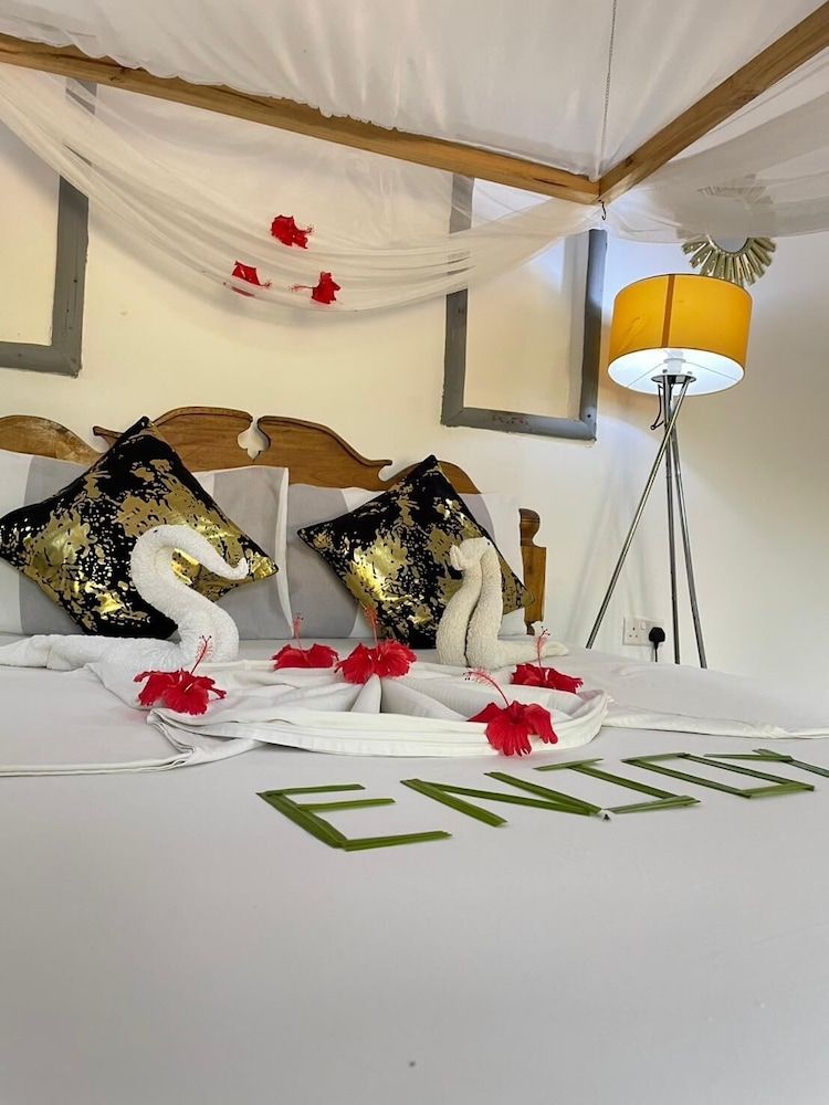 zanzllywood hotel and apartments 1