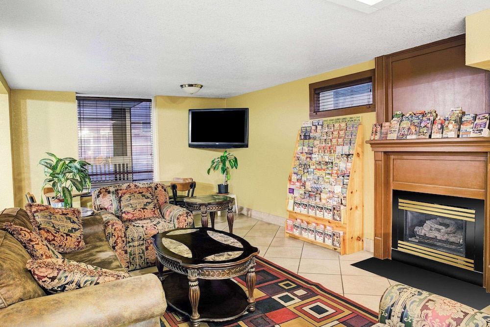 Days Inn & Suites by Wyndham Downtown Gatlinburg Parkway 2