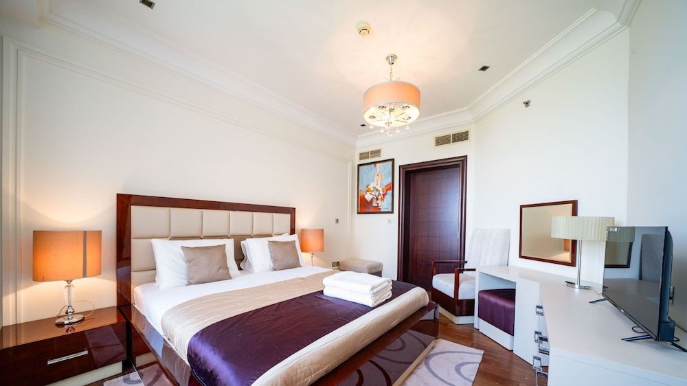 Spacious One Bedroom with Beach Access 2