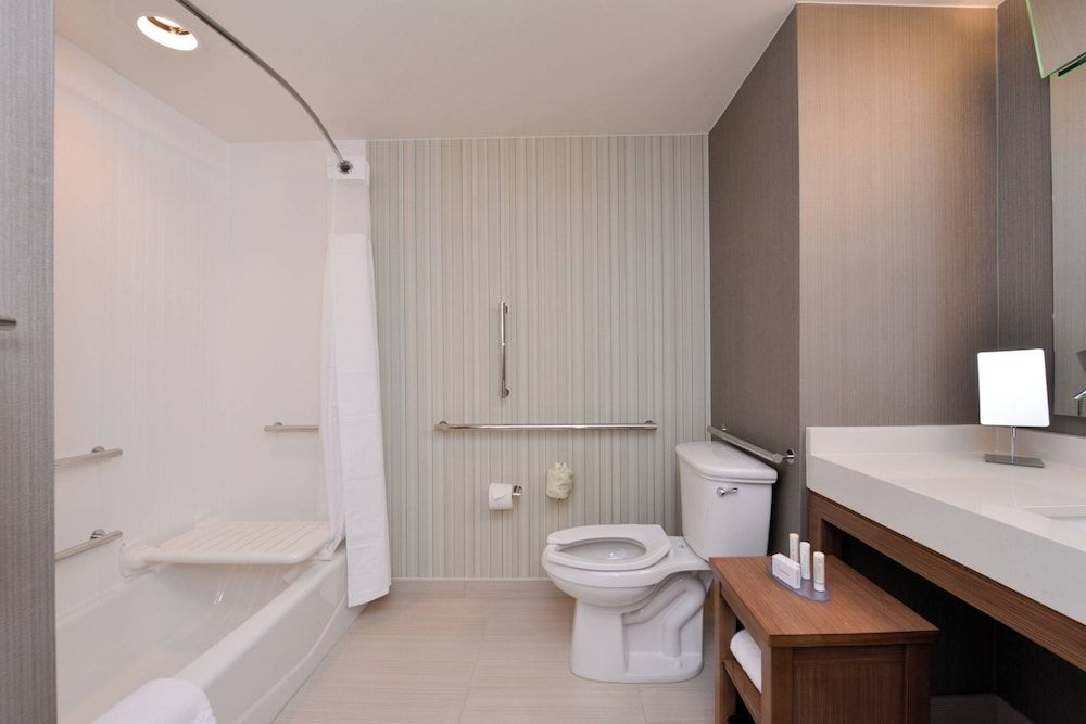 Courtyard by Marriott Toledo North 2