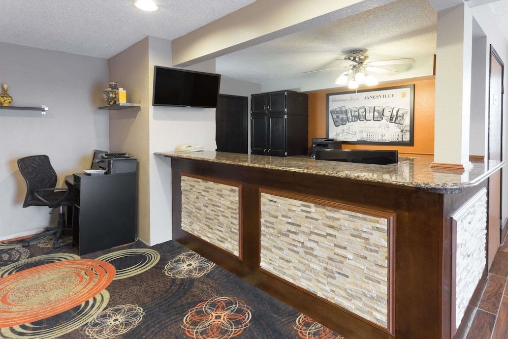 Super 8 by Wyndham Janesville 2