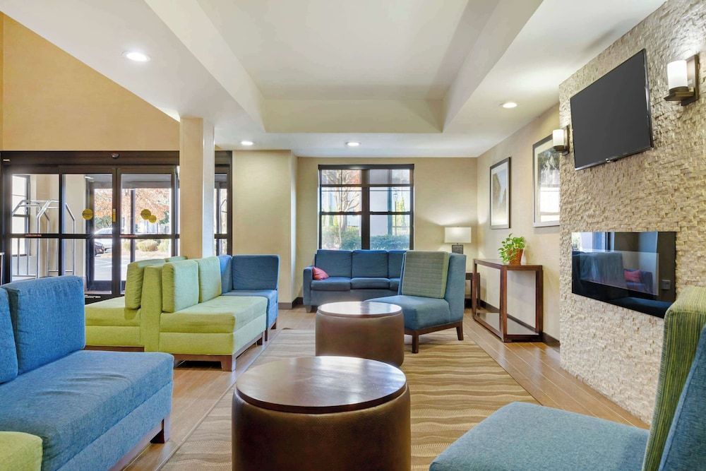 Comfort Suites Hanes Mall 2