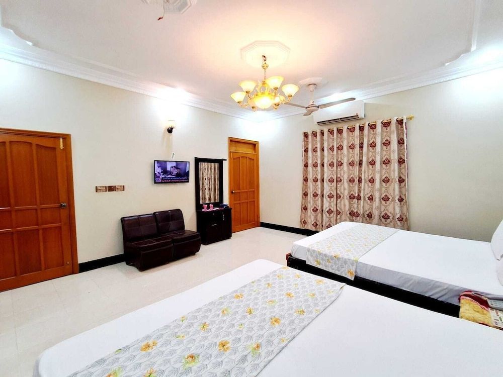 Cosy inn Near Millennium Mall 1