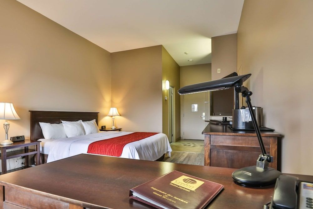 Comfort Inn & Suites 1