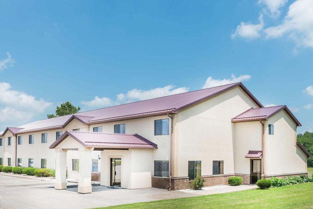 Super 8 by Wyndham Paris IL 1