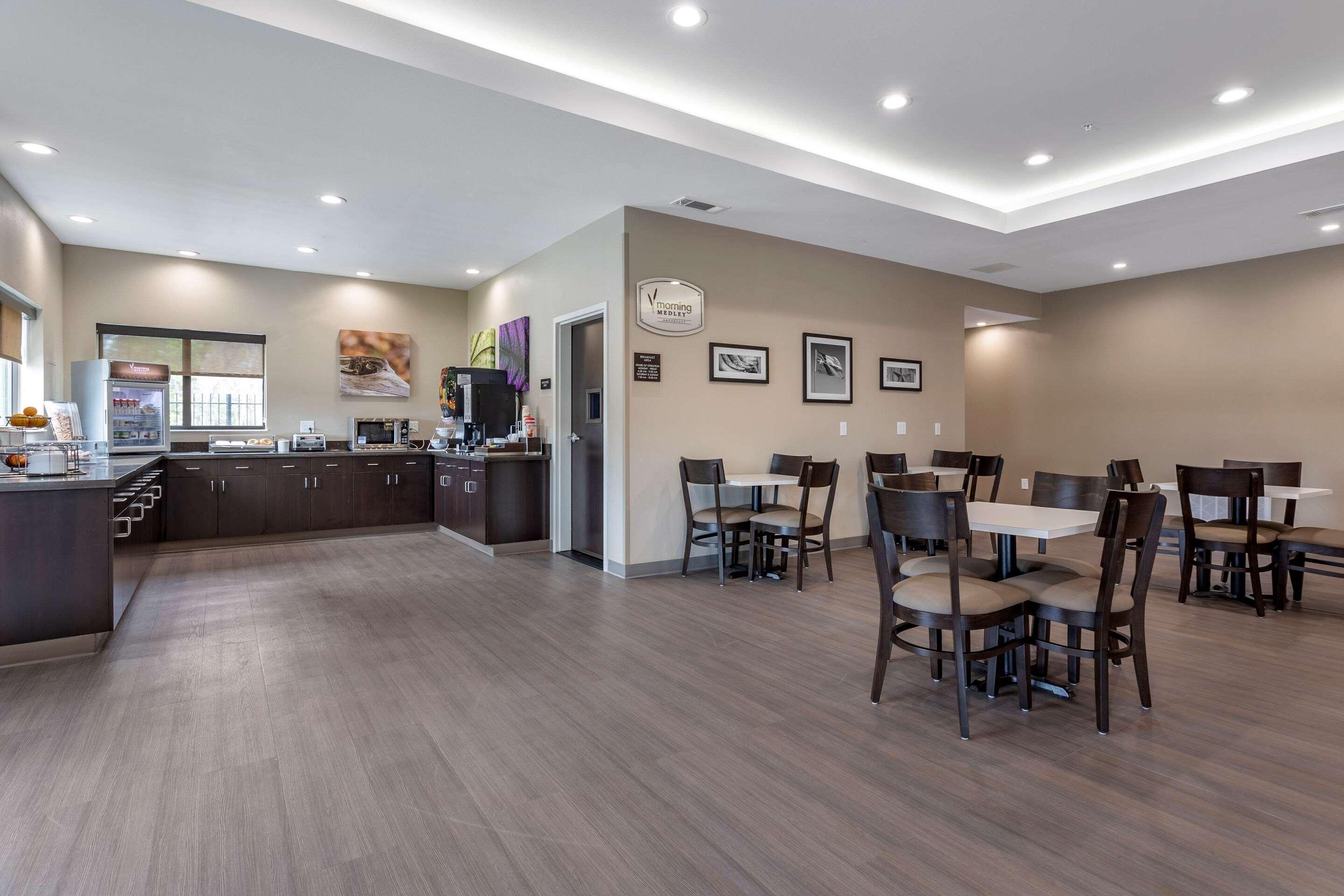 Redwood inn & Suites Crosby 2