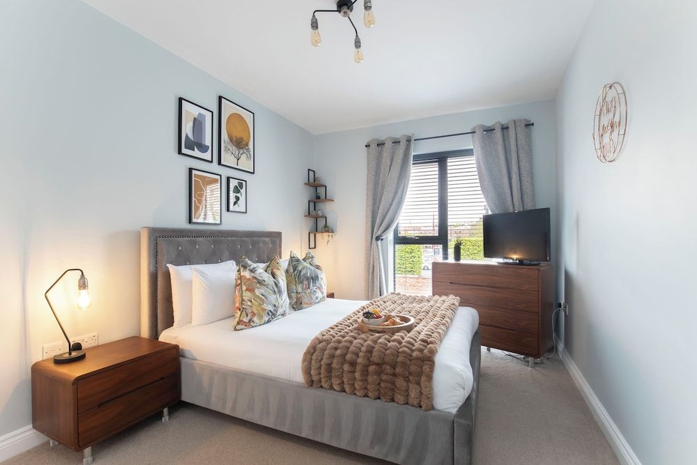 Elliot Oliver - Stylish 2 Bedroom Apartment With Parking In The Docks 1