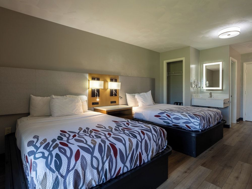 Colonial Brick Inn & Suites 2