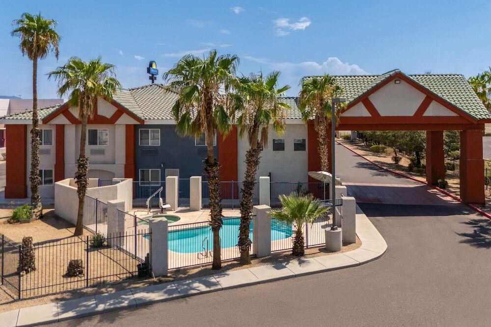 Days Inn by Wyndham Phoenix West 1
