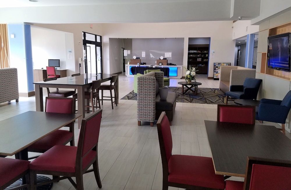 Holiday Inn Express & Suites DALLAS EAST - FAIR PARK by IHG 2