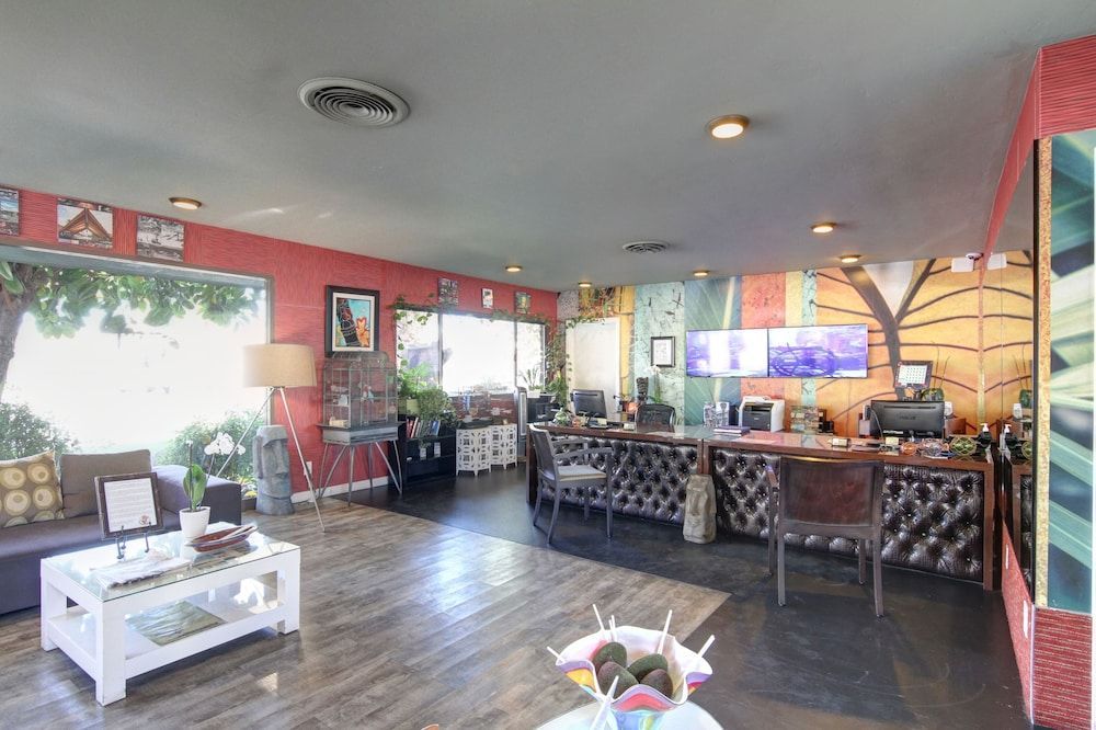 Caliente Tropics Hotel 2