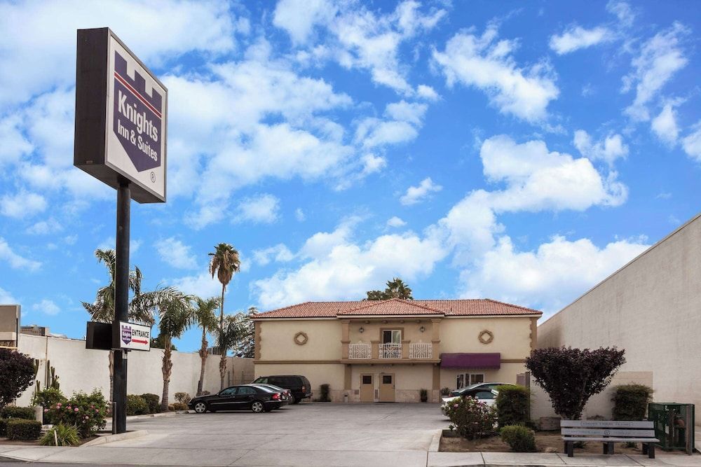 Howard Johnson by Wyndham Bakersfield 1