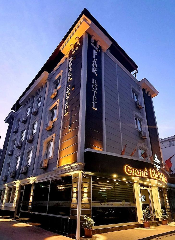 Grand Black Hotel 1