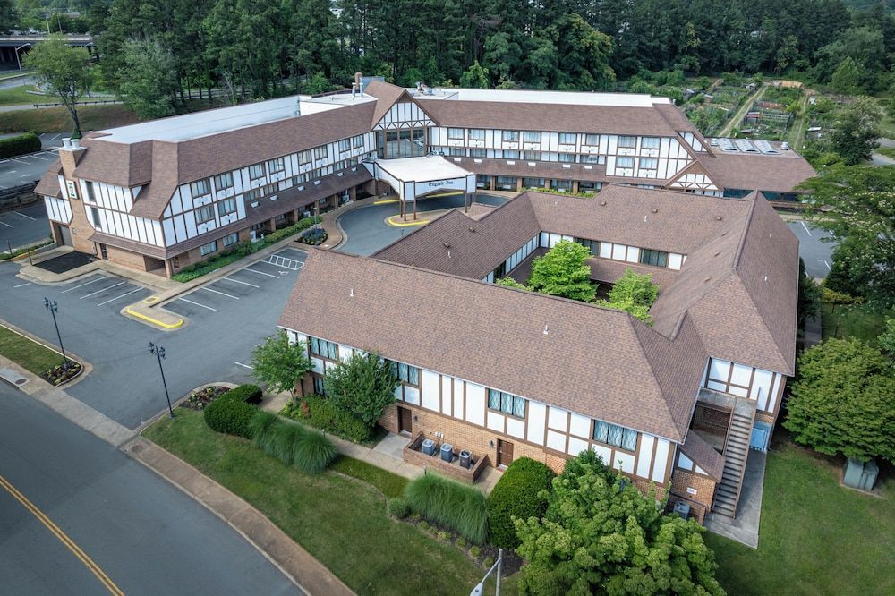 The English Inn of Charlottesville 1