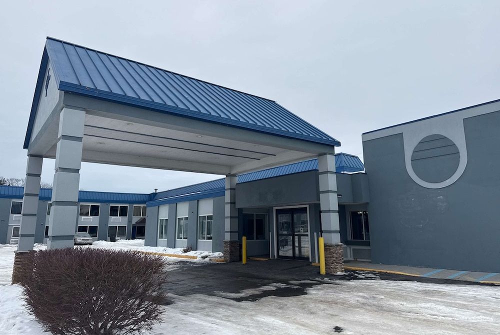 Days Inn & Suites by Wyndham Norton Shores Muskegon 1