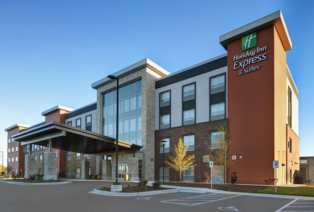 Holiday Inn Express & Suites MILWAUKEE - BROOKFIELD by IHG 1