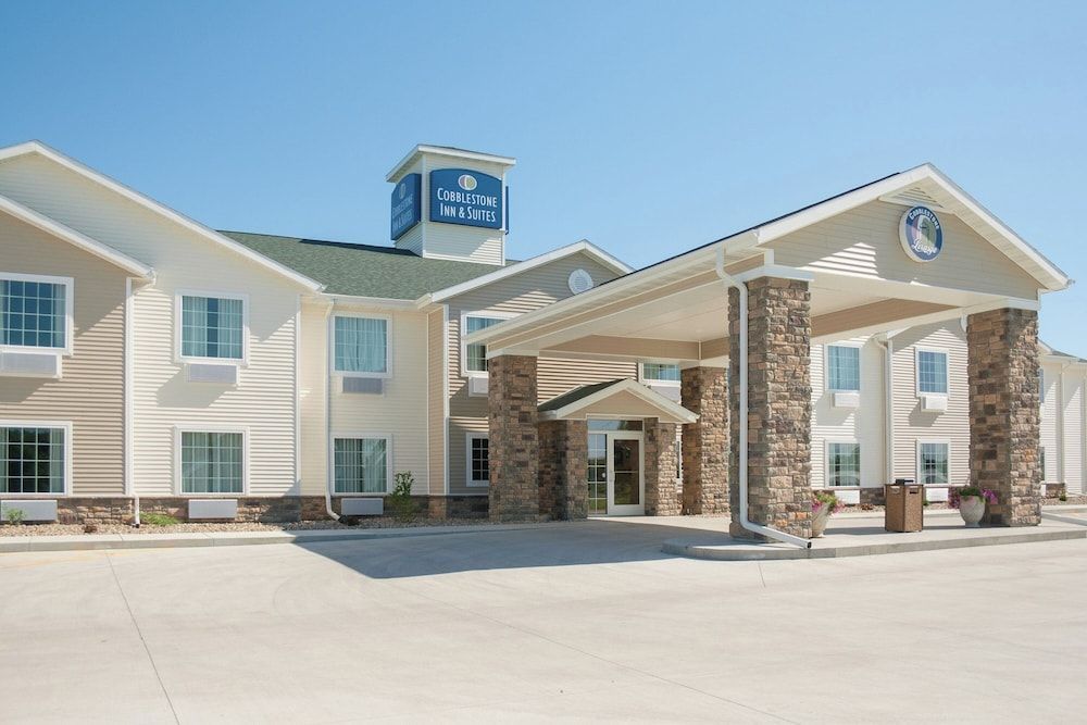 Cobblestone Inn & Suites-Winterset 1