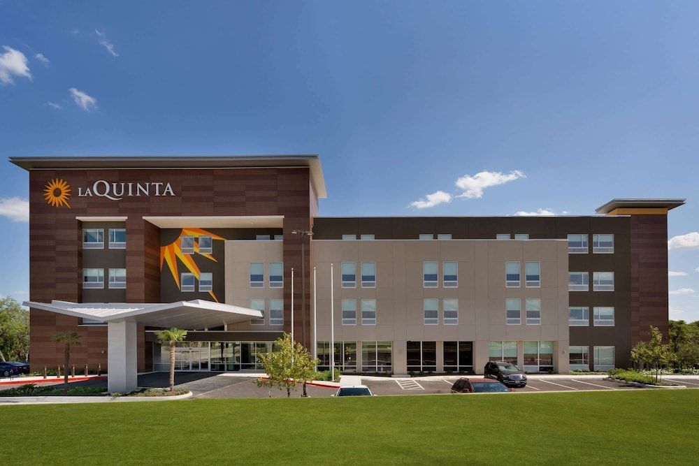 La Quinta Inn & Suites by Wyndham San Antonio Seaworld LAFB 1