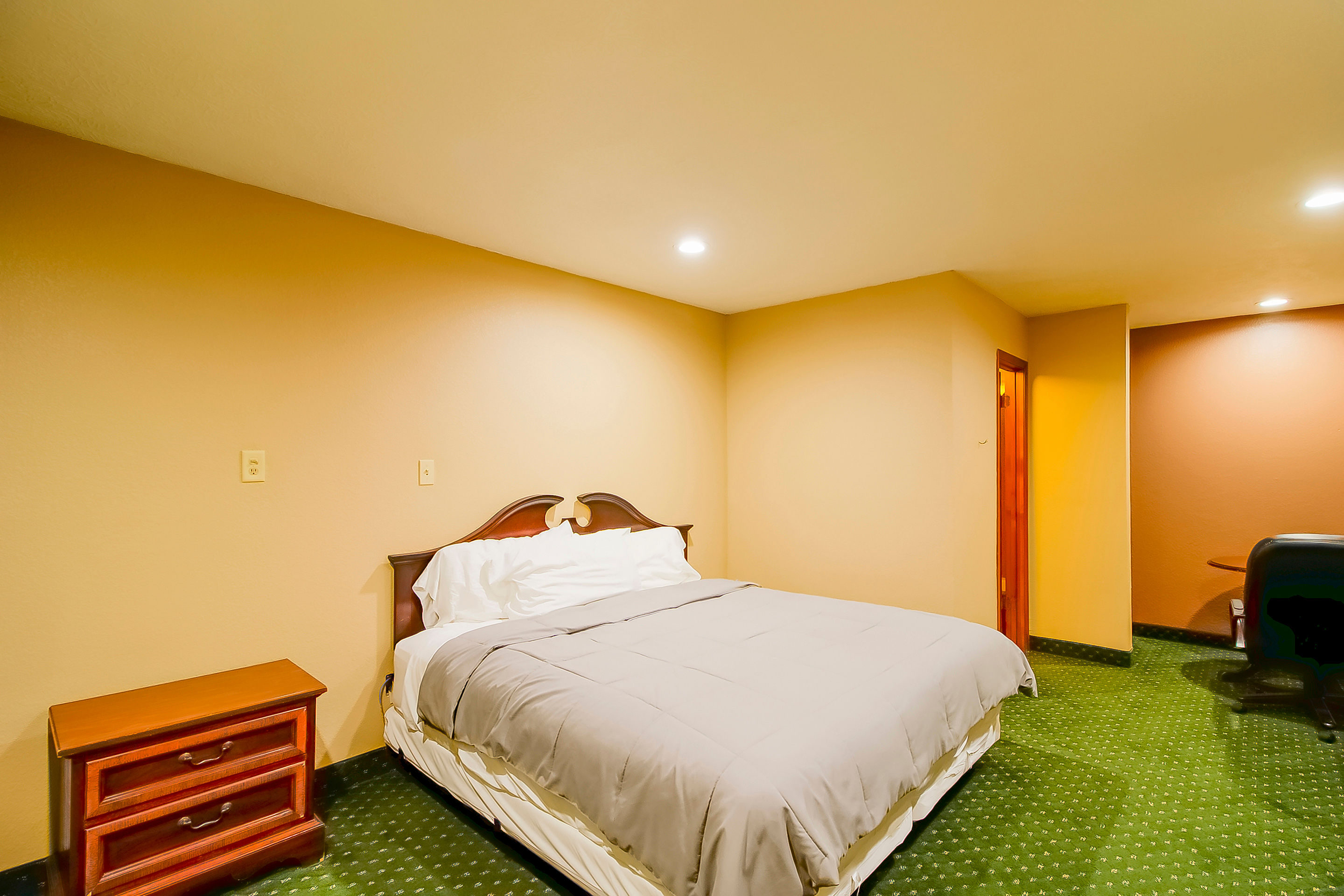 OYO Pinewood Inn & Suites Silsbee 1