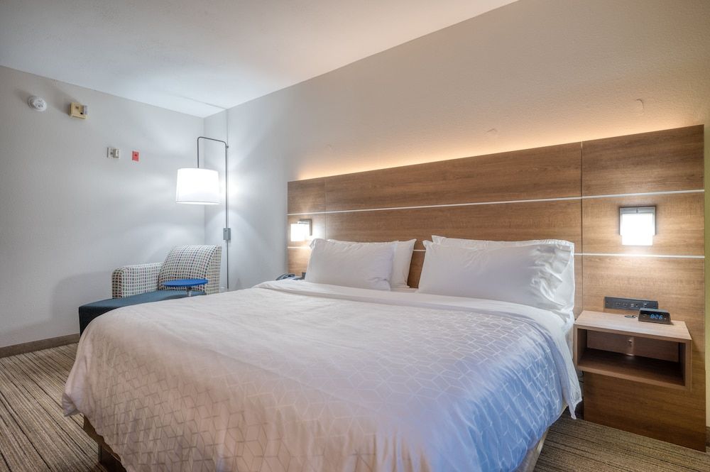 Holiday Inn Express & Suites GREENVILLE by IHG 1