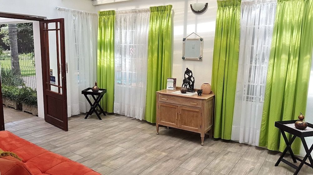 Six Valk Avenue Guest House 2