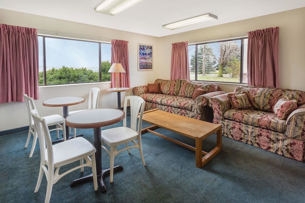 Super 8 by Wyndham Hebron Lowell Area 2