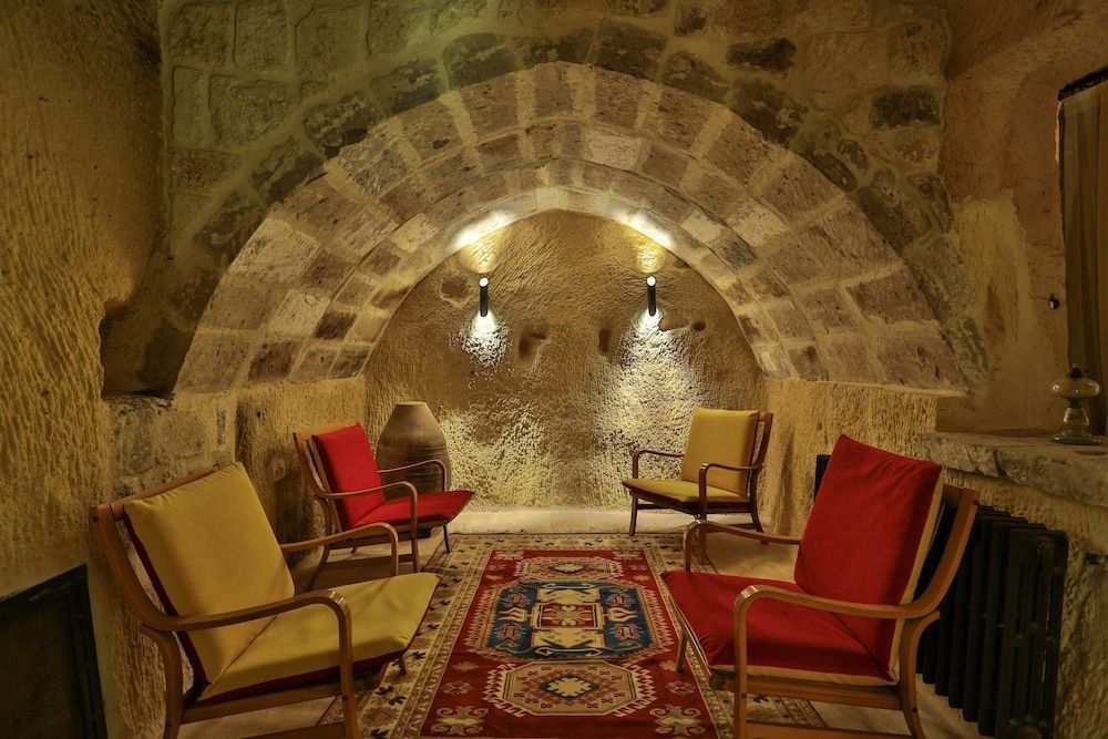 Acropolis Cave Suite 2