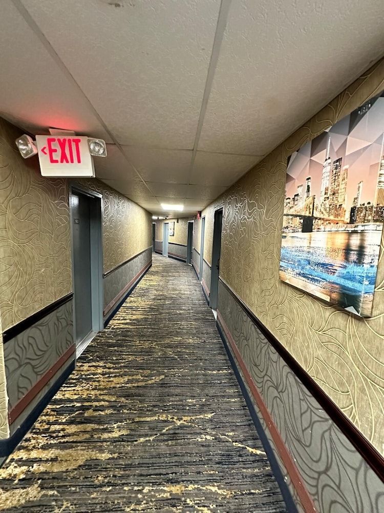 Town House Inn and Suites 2