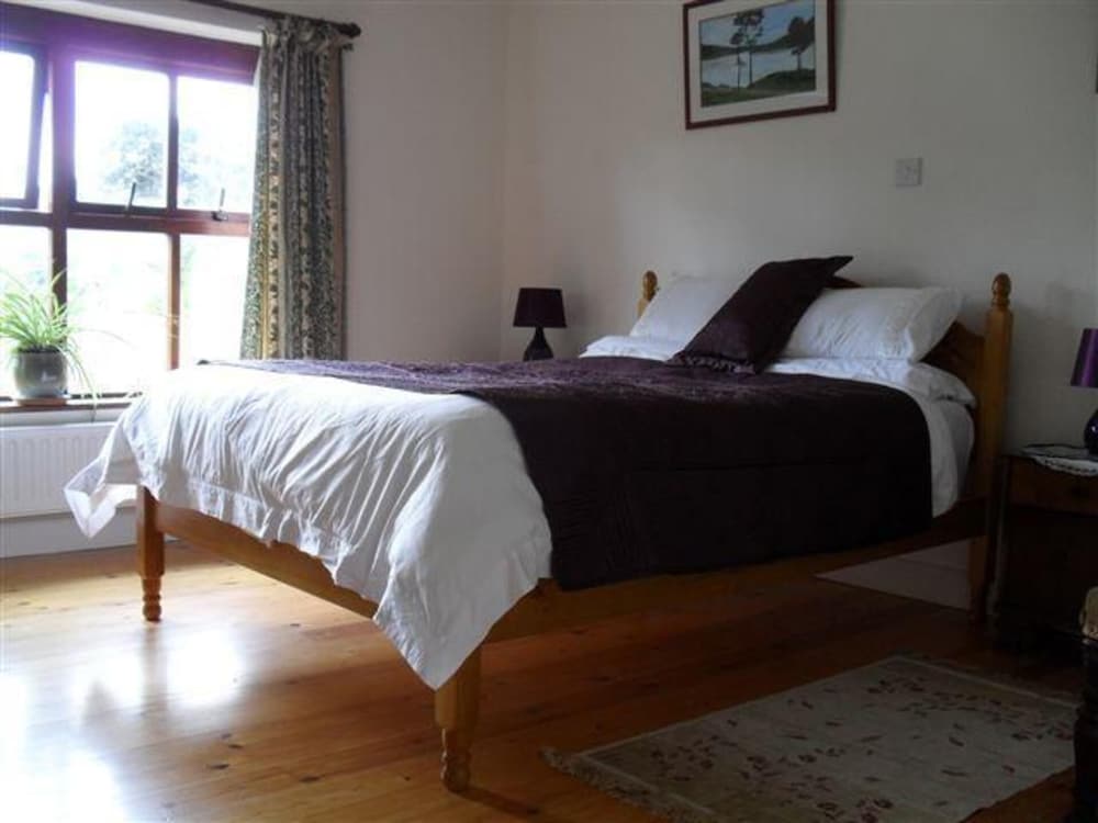 Lovely Sea View 2-Bed Apt in Rineen Sleeps 4 2