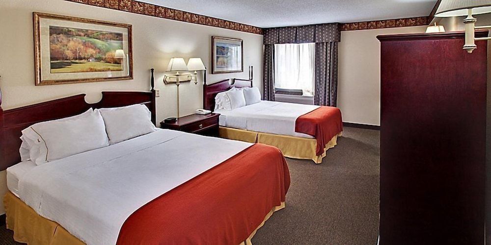 Holiday Inn Express & Suites WATERTOWN by IHG 1