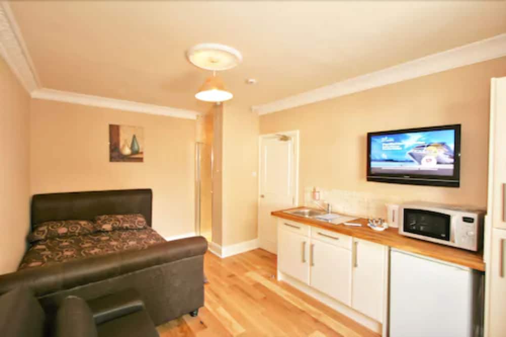 Central Studios Gloucester Road by RoomsBooked - Free Parking 2