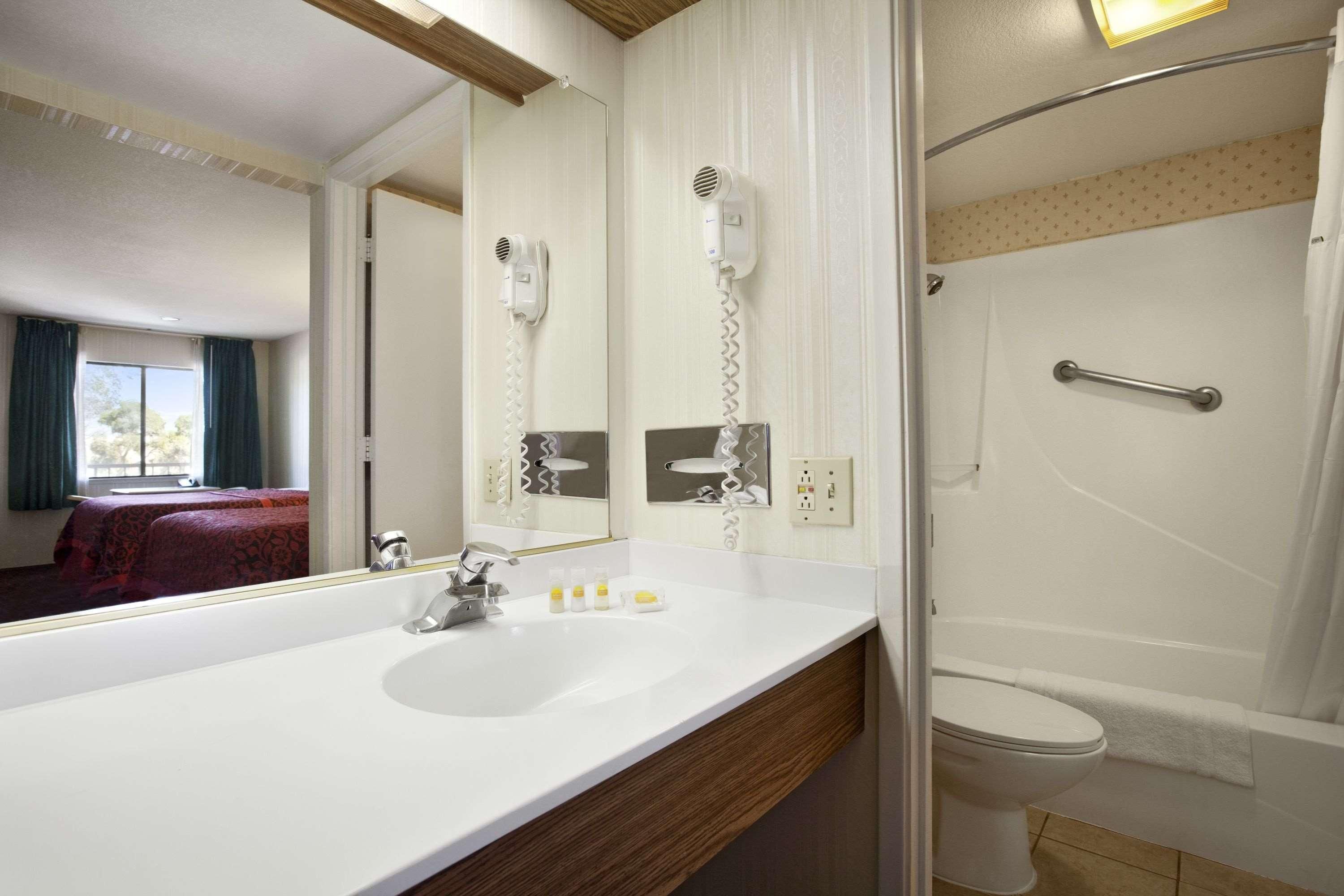 Days Inn by Wyndham Gilroy 2