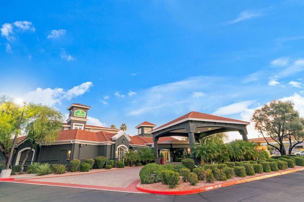 La Quinta Inn & Suites by Wyndham Phoenix Scottsdale 1