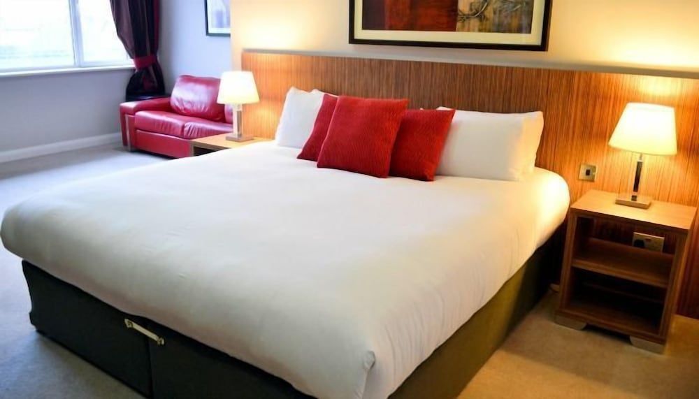 Carrick Plaza Suites and Apartments 2